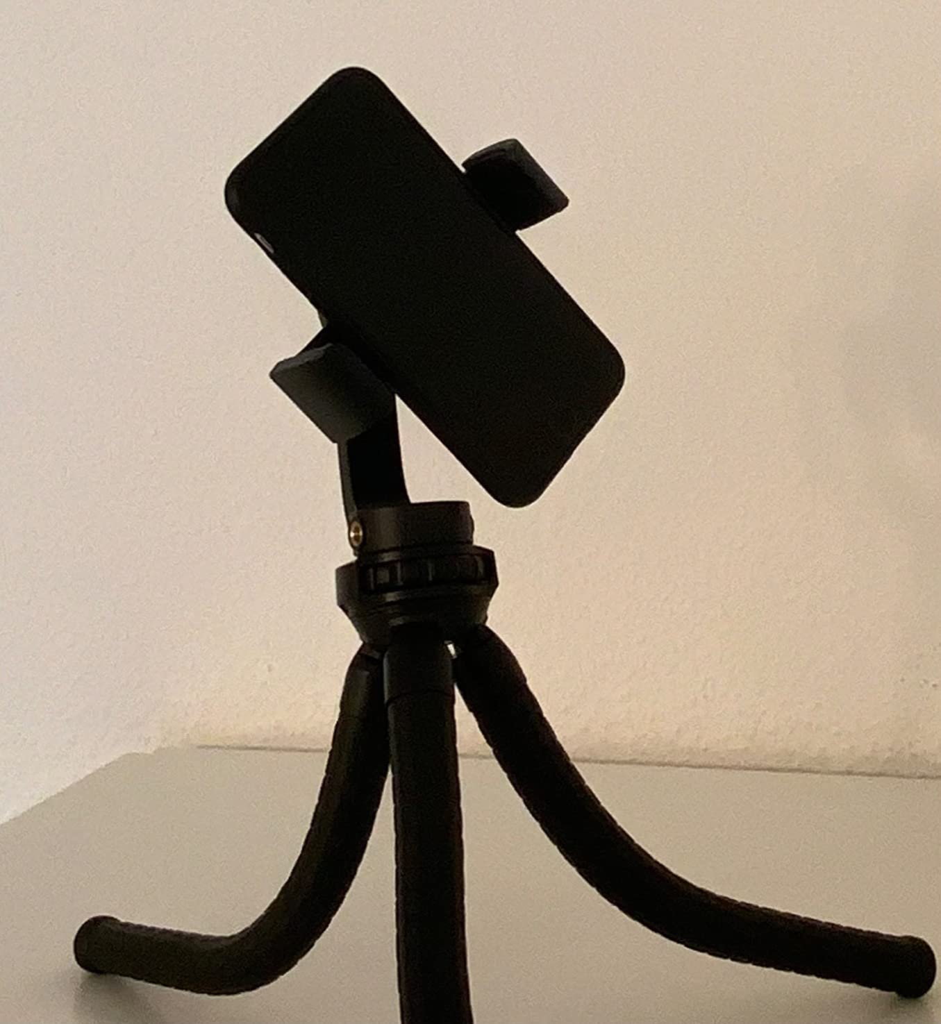 andobil Magnet Handyhalterung Stativ für MagSafe [2023 Doppelter Schutz] Handy  Stativ Adapter mit 1/4 Gewinde Selfie Stick Stativ 360° Drehbar Smartphone  Stativ für iPhone 12 13 14 Pro Max Plus - Andobil -【Andobil】